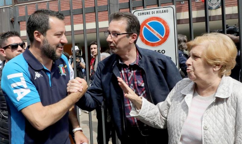 El viceprimer ministro italiano, ministro del Interior y líder del Partido Lega, Matteo Salvini, saluda a los partidarios fuera de un centro de votación durante las elecciones europeas en Milán, norte de Italia, el 26 de mayo de 2019 | EFE/EPA/ Matteo Baz