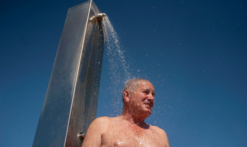 Ourense registra este viernes temperaturas que rondan los 38 grados centígrados. En la imagen, un hombre se refresca en la ducha instalada en la zona termal de A Chavasqueira. | EFE