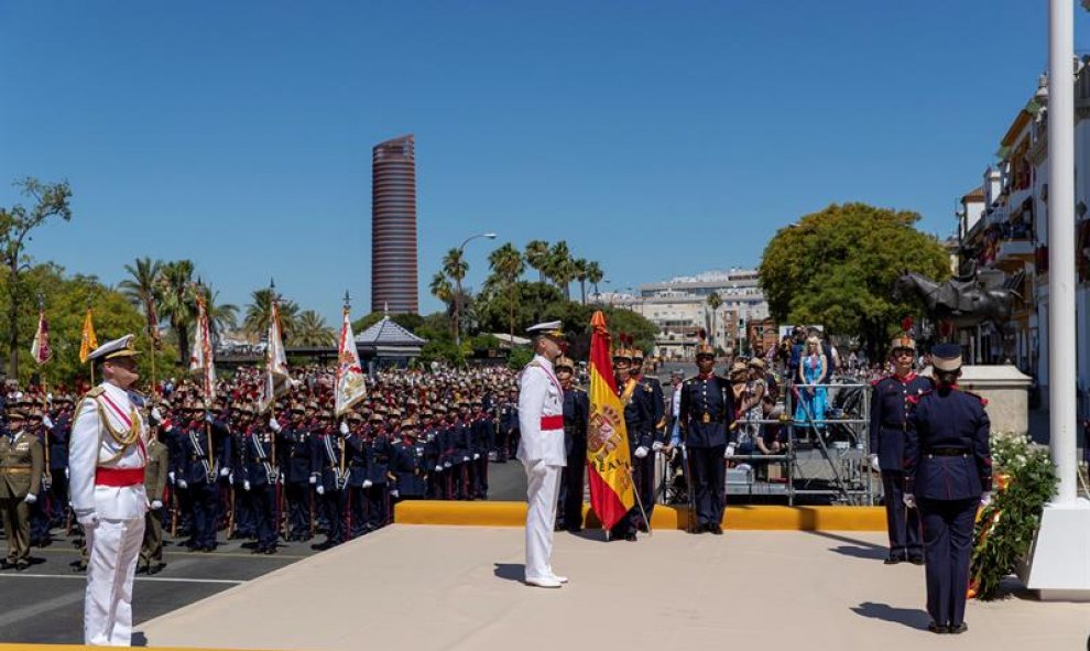 Los reyes presiden en Sevilla el desfile del Día de las Fuerzas Armadas que, por segunda vez se celebra en la capital andaluza, y en el que participarán más de 2.600 efectivos, 177 vehículos, 49 aviones, 36 helicópteros y 34 motos y servirá para acercar a