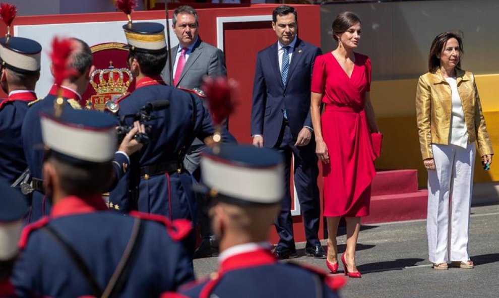 La reina Letizia (2d), junto al alcalde de Sevilla, Juan Espadas(4d), el presidente de la Junta de Andalucía, Juan Manuel Moreno(3d), y la ministra de Defensa, Margarita Robles(d) durante desfile del Día de las Fuerzas Armadas