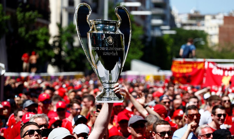 Los aficionados del Liverpool, en su fanzone. REUTERS/Juan Medina