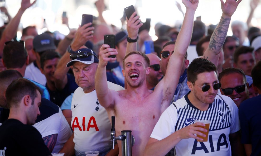 Los aficionados del Totteham, en su fanzone, ubicada en la Plaza de Colón. REUTERS/Javier Barbancho