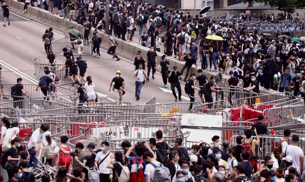 Manifestantes ocupan una calle principal durante un mitin contra las enmiendas a un proyecto de ley de extradición cerca del Consejo Legislativo en Hong Kong. Liau Chung-Ren/ZUMA/EP