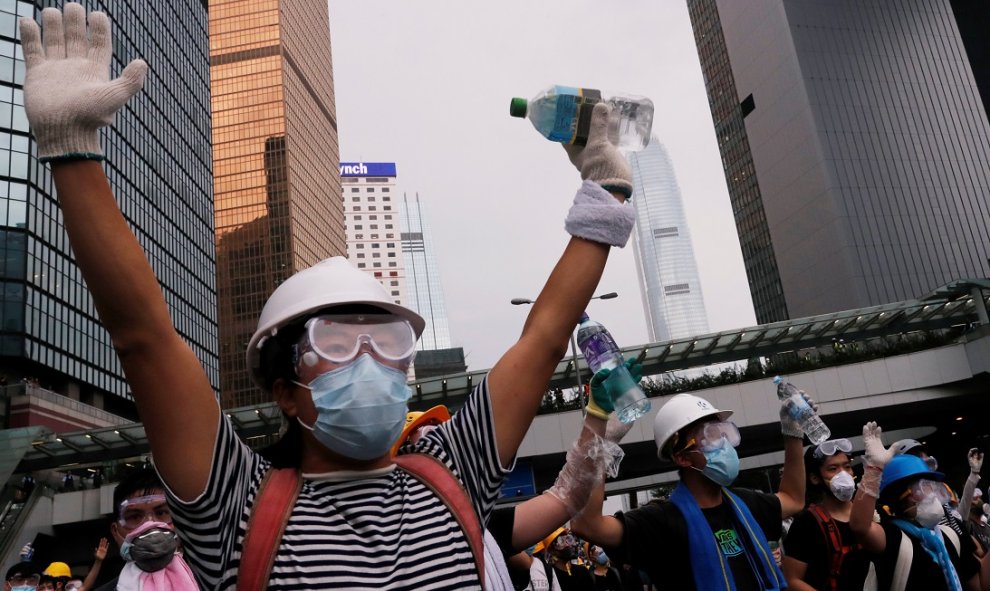 Gesto de manifestantes durante una manifestación contra un proyecto de ley de extradición en Hong Kong. Reuters