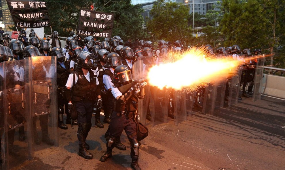 Los agentes de policía disparan un gas lacrimógeno. Reuters