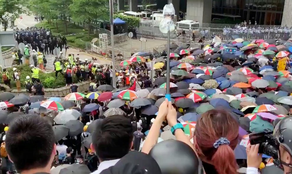 Los manifestantes que sostienen paraguas participan en una manifestación contra un proyecto de ley de extradición en Hong Kong. Reuters