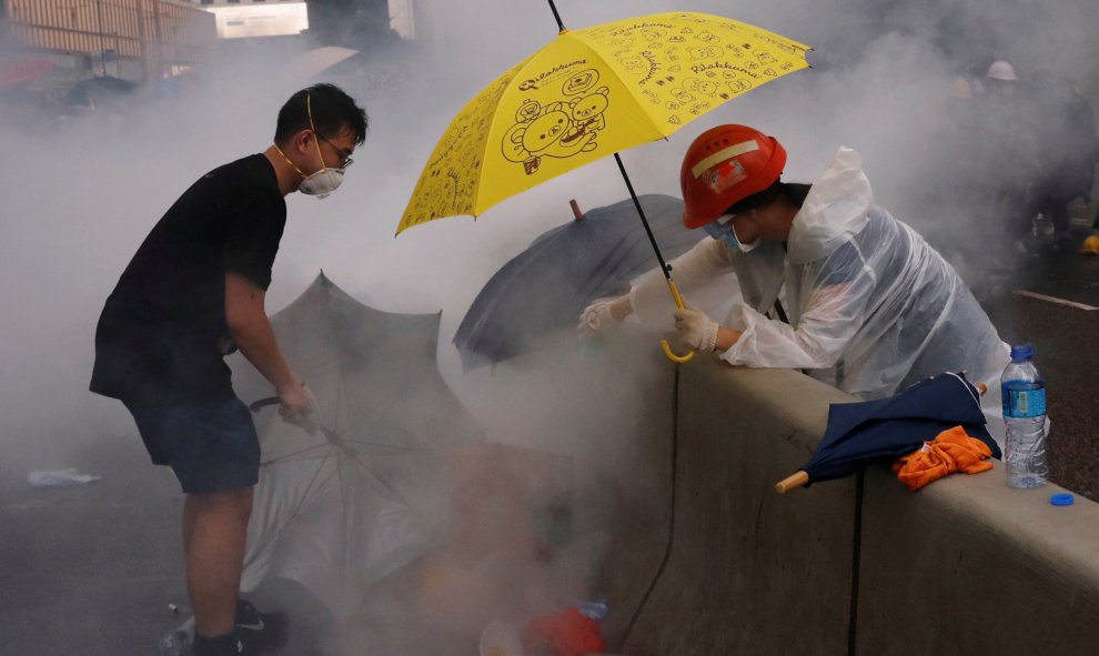 Los manifestantes reaccionan a un gas lacrimógeno durante una manifestación contra un proyecto de ley de extradición en Hong Kong. Reuters