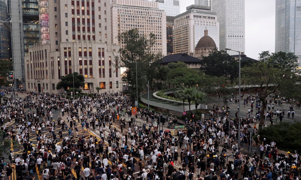 Manifestantes marchan durante una manifestación contra un proyecto de ley de extradición en Hong Kong. Reuters