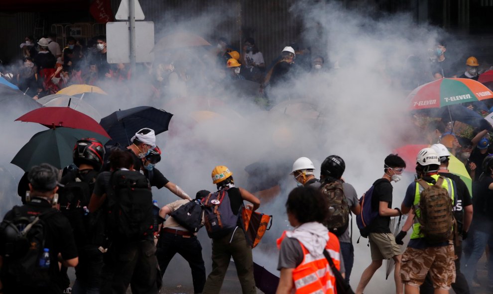 Protesta para exigir que las autoridades desechen un proyecto de ley de extradición propuesto con China, en Hong Kong. Reuters