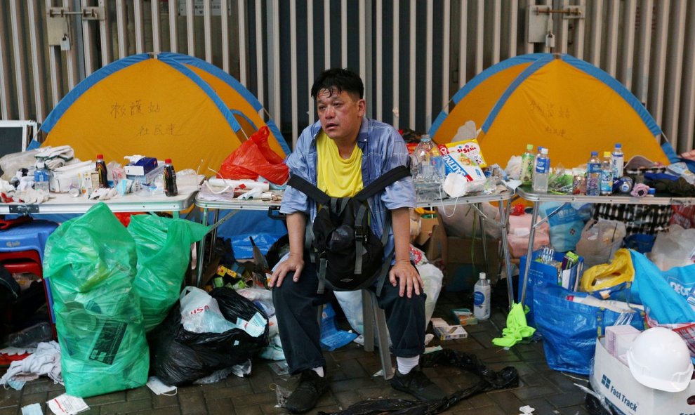 Un manifestante descansa durante una manifestación contra un proyecto de ley de extradición en Hong Kong. Reuters