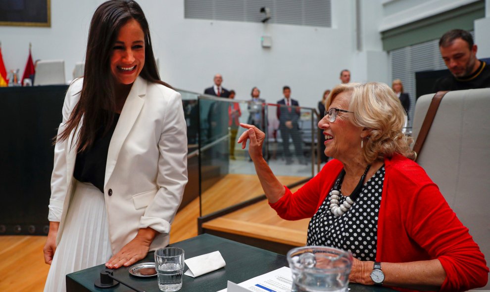 La alcaldesa en funciones del Ayuntamiento de Madrid, Manuela Carmena (d), conversa con la portavoz de Ciudadanos, Begoña Villacís (i), poco antes del inicio de la constitución del Ayuntamiento de Madrid, este sábado en el Palacio de Cibeles. El PP y Vox