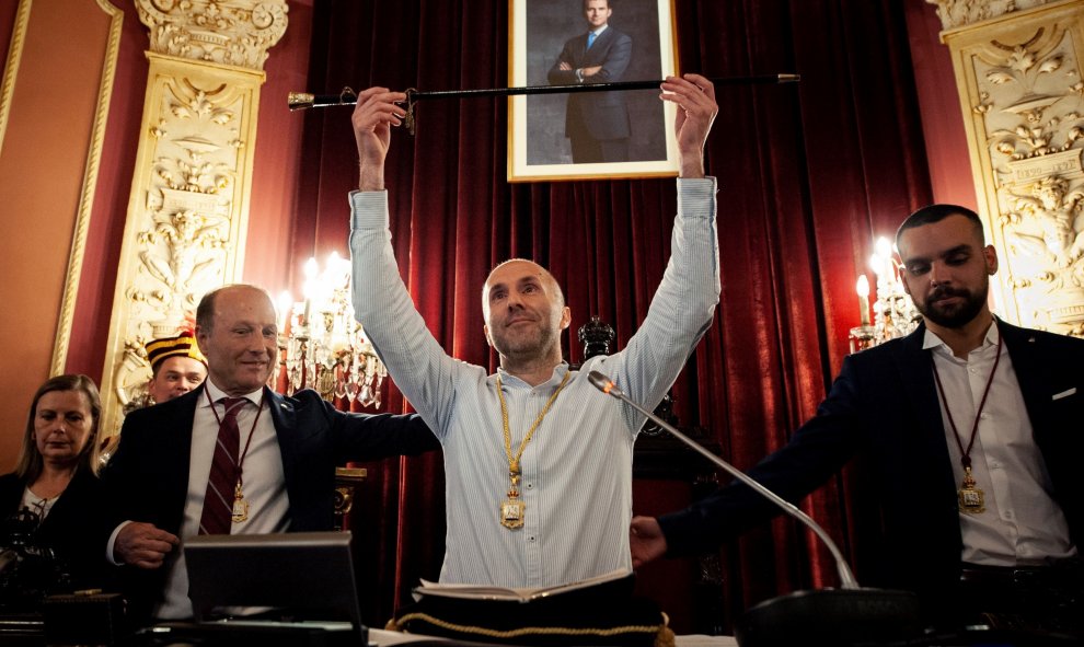 El líder del partido independiente Democracia Ourensana (DO), Gonzalo Pérez Jácome, que ha sido investido nuevo alcalde de Ourense tras conseguir los 14 votos necesarios al sumar los apoyos de los ediles de su partido y del PP, levanta el bastón de mando