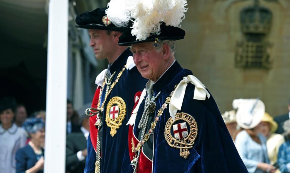 El príncipe Carlos de Inglaterra (d), junto a su hijo el príncipe Guillermo (i), duque de Cambridge. EFE