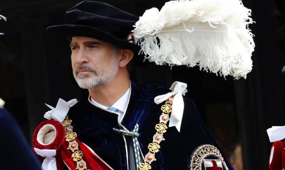 El rey Felipe VI, con la toga, el sombrero y los atributos que componen el uniforme de caballero. EFE