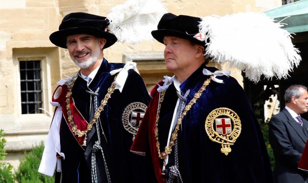 El rey Felipe VI, junto a Guillermo de Holanda (d), con la toga, el sombrero y los atributos que componen el uniforme de caballero. EFE