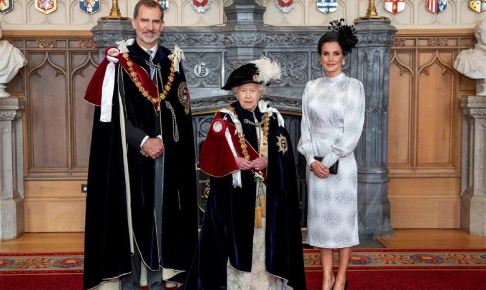 Felipe VI posa junto a la reina Isabel II y la reina Letizia tras ser investido este mediodía nuevo caballero de la Orden de la Jarretera. EFE