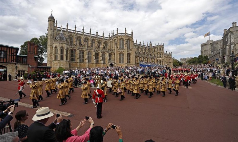 Vista general del desfile en el Castillo de Windsor con el que cada año Reino Unido celebra la llegada de nuevos miembros a la prestigiosa Orden de la Jarretera. EFE