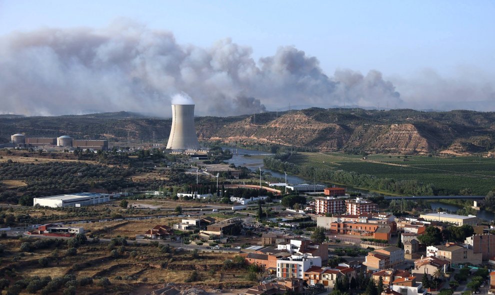 Vista del incendio que se ha declarado esta tarde en la comarca tarraconense de Ribera d'Ebre que afecta ya a más de 2.500 hectáreas y avanza sin control, hasta el extremo de que los Bomberos de la Generalitat han solicitado la ayuda de la Unidad Militar