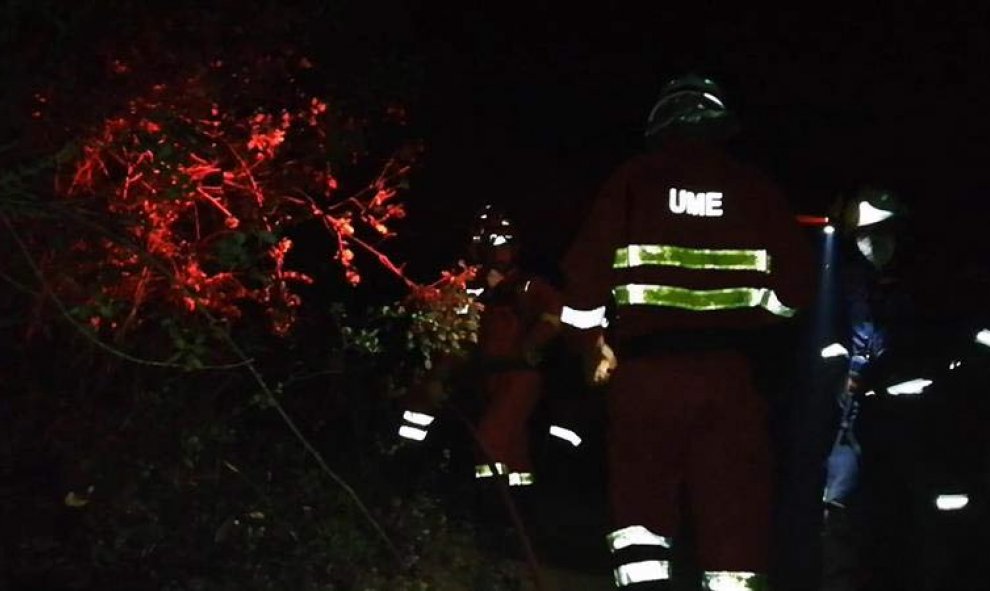 Captura de vídeo de los trabajos de extinción la pasada noche del incendio que se desató el viernes en Almorox (Toledo) y que se extendió a la Comunidad de Madrid calcinando ya en ambos territorios casi 4.000 hectáreas. (EFE)