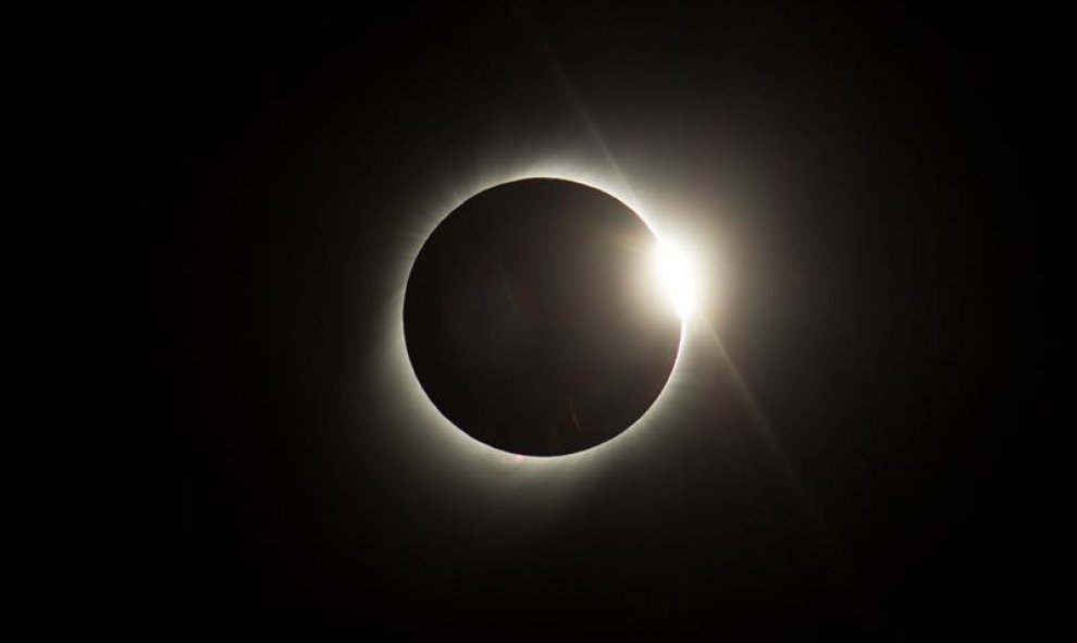 El sol queda cubierto por la luna durante el eclipse solar total, este martes, desde el Observatorio de La Silla. EFE