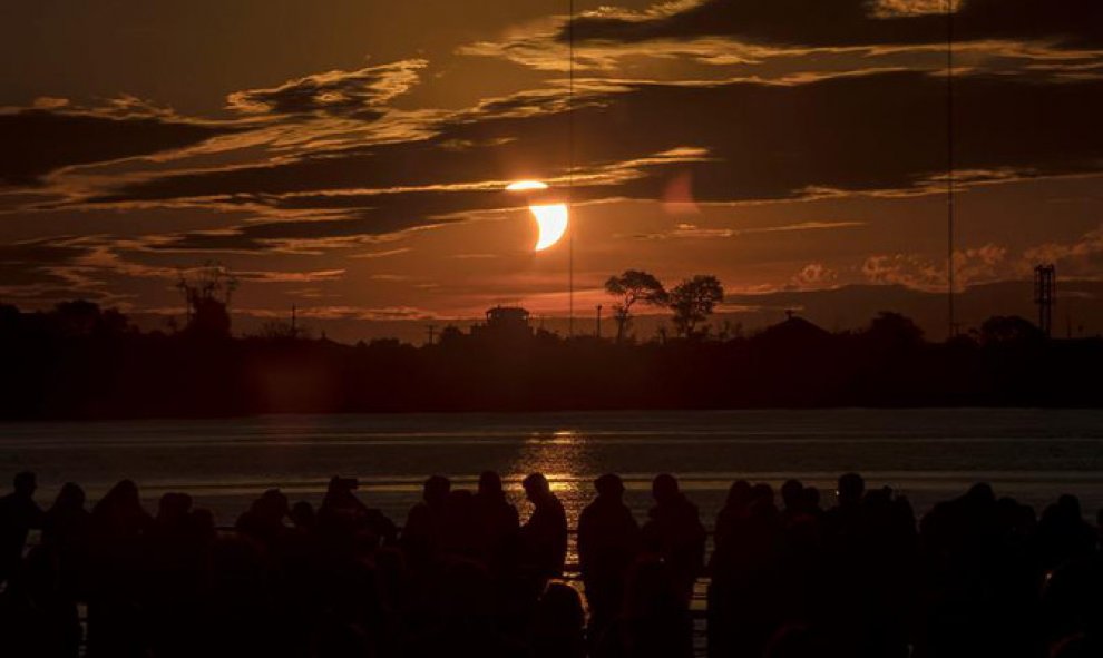 Un grupo de personas observan el eclipse solar en Porto Alegre (Brasil). En este país el eclipse fue parcial. EFE