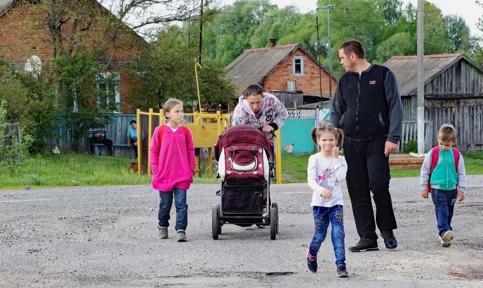 Una familia pasea por las calles de Maryanivka. / FERRAN BARBER