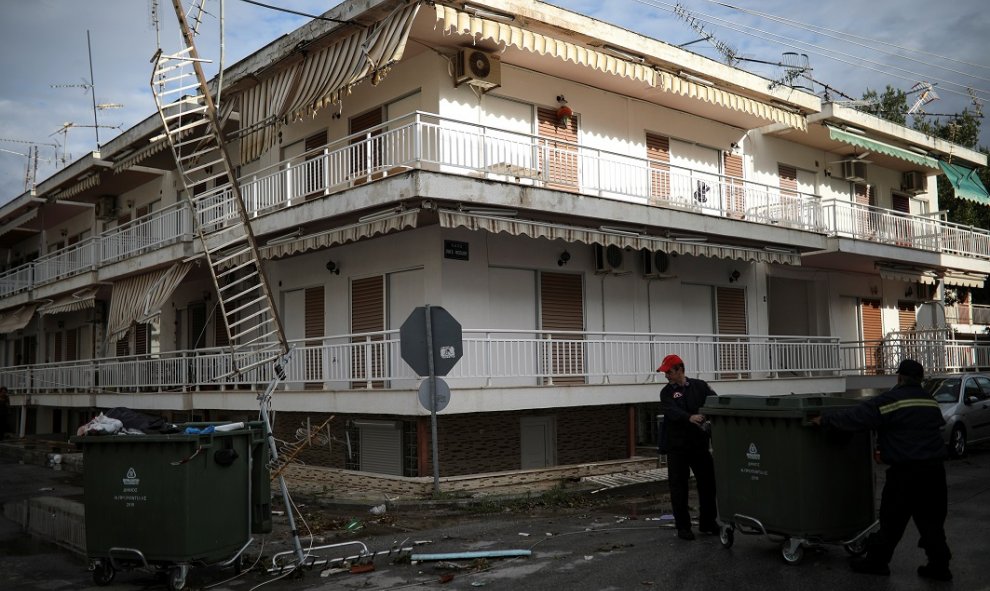 Bomberos llevan un contenedor de basura en Nea Plagia, Grecia. REUTERS/Alkis Konstantinidis