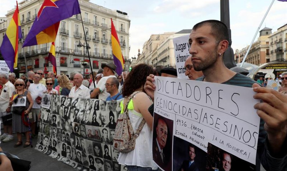 18/07/2019.- Concentración para exigir que Franco sea trasladado a un emplazamiento "que no pueda convertirse en lugar de exaltación" convocada por la campaña #NiValleNiAlmudena. EFE/Kiko Huesca