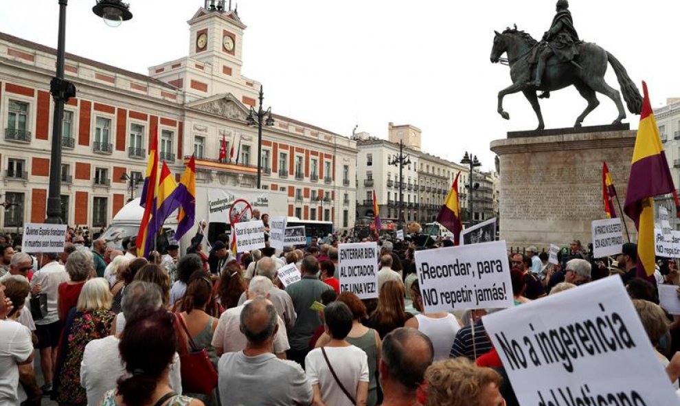 18/07/2019.- Concentración para exigir que Franco sea trasladado a un emplazamiento "que no pueda convertirse en lugar de exaltación" convocada por la campaña #NiValleNiAlmudena, en la madrileña Puerta del Sol. EFE/Kiko Huesca