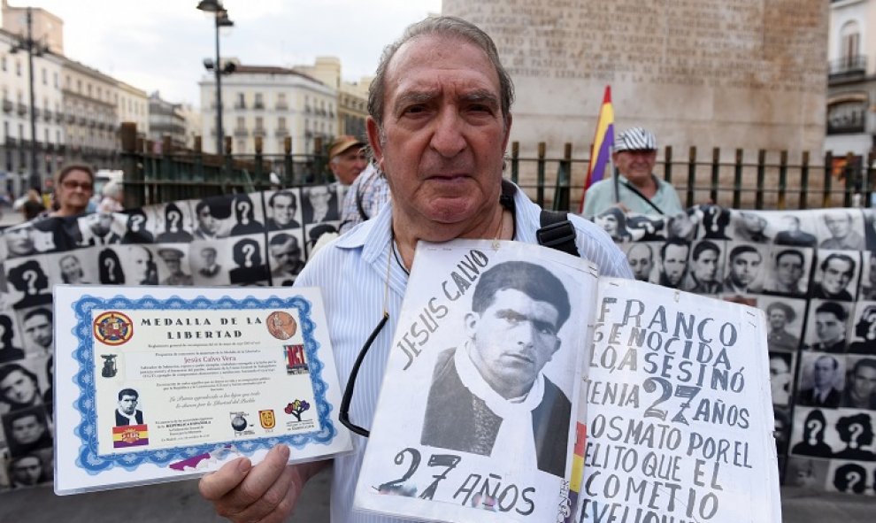 18/07/2019- Un manifestante sostiene una imagen de su padre, que desapareció durante la dictadura de Franco. / John Milner/ SOPA Images via ZUMA Wire/dpa