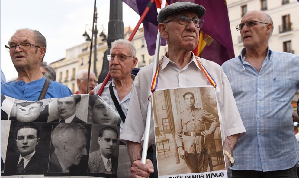 Manifestantes sosteniendo imágenes de sus familiares perdidos durante la dictadura franquista.  /  John Milner/ SOPA Images via ZUMA Wire/dpa