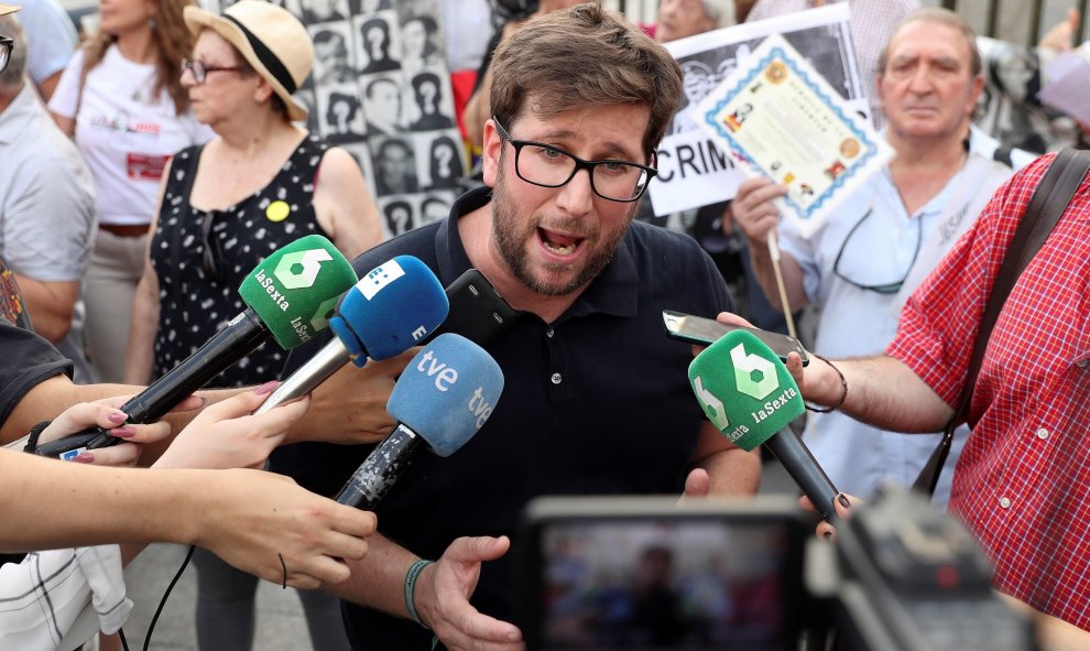 El secretario de Memoria Histórica de Unidas Podemos, Miguel Urbán, atiende a los medios de comunicación durante la concentración para exigir que Franco sea trasladado a un emplazamiento "que no pueda convertirse en lugar de exaltación". - EFE/Kiko Huesc