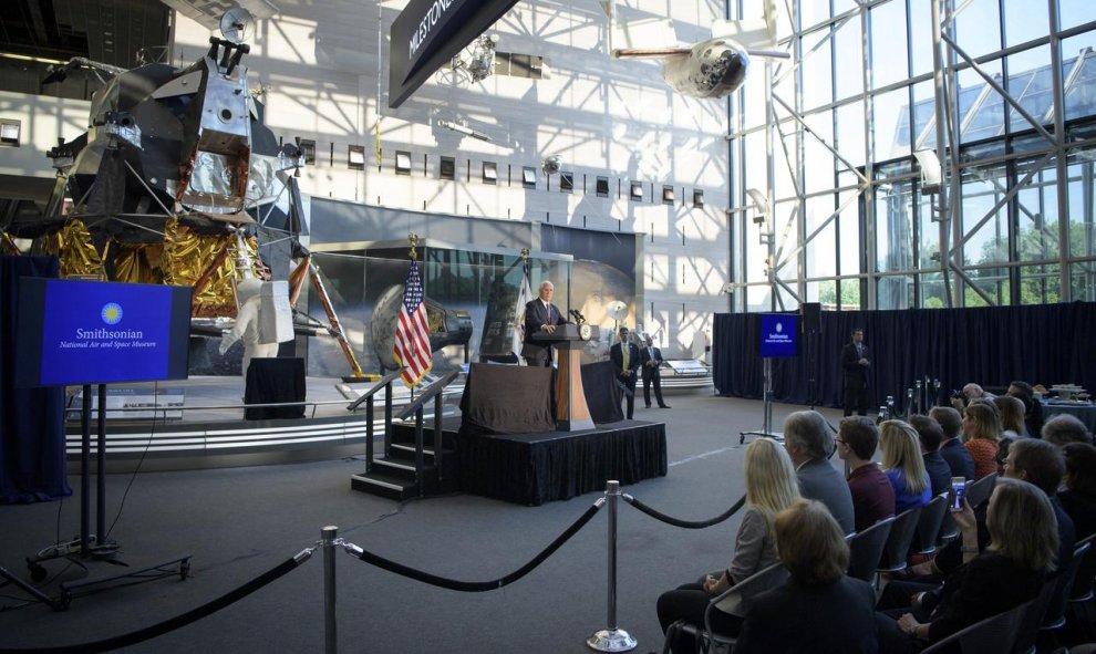 El vicepresidente de los Estados Unidos, Mike Pence, hace comentarios durante un evento en el que el traje espacial Apollo 11 de Neil Armstrong fue presentado por primera vez en 13 años. NASA