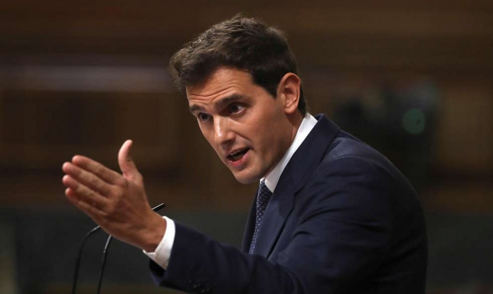 Después de Casado fue el turno de Albert Rivera. El líder de Ciudadanos se mostró duro y agresivo, quizás demasiado. Este gesto resume su intervención. (KIKO HUESCA | EFE).