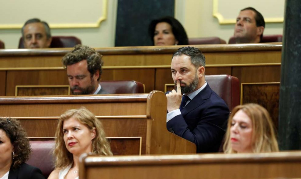 La presidenta del gobierno balear Francina Armengol (i) y Begoña Gómez, esposa del candidato socialista a la Presidencia del Gobierno se sentaron en la tribuna de invitados. (EMILIO NARANJO | EFE)