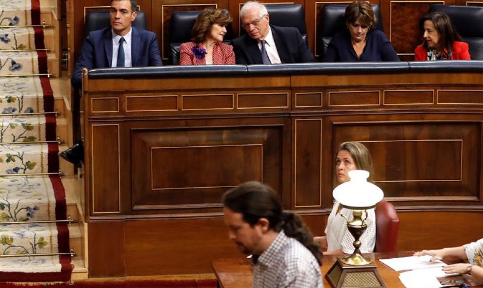 El candidato socialista, Pedro Sánchez, observa cómo el líder de Unidas Podemos, Pablo Iglesias, se dirige a la tribuna para intervenir en la tercera jornada del debate de investidura en el Congreso. EFE