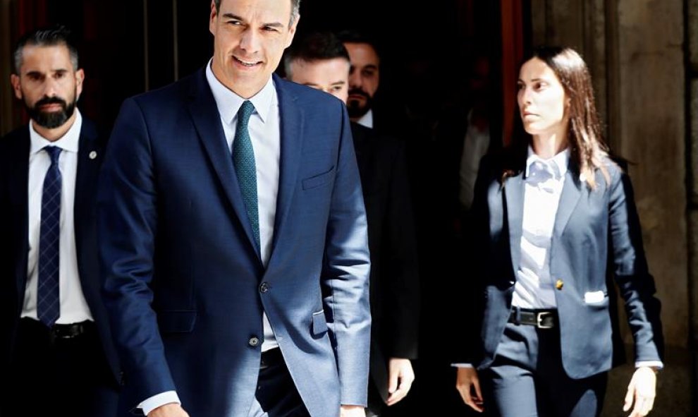 El candidato socialista, Pedro Sánchez (izda), a su salida del Congreso después de que el pleno haya vuelto a rechazar hoy su investidura como presidente del Gobierno. EFE
