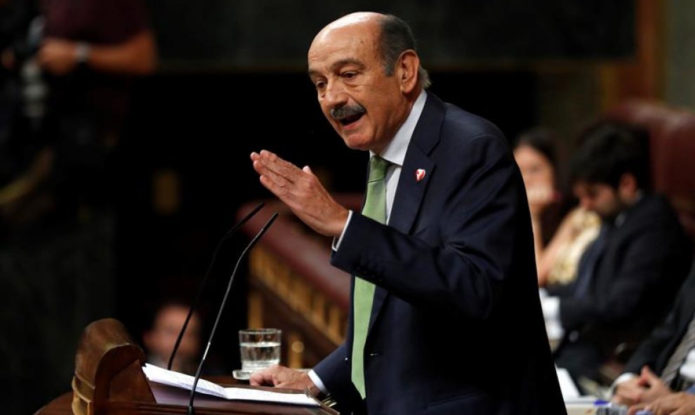 El portavoz del PRC, José María Mazón, durante su intervención en la tercera jornada del debate de investidura en el Congreso. EFE