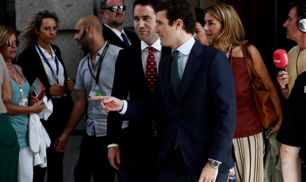 El secretario general del PP Teodoro García Egea y el presidente del PP Pablo Casdo, a la salida del Congreso de los Diputados. EFE