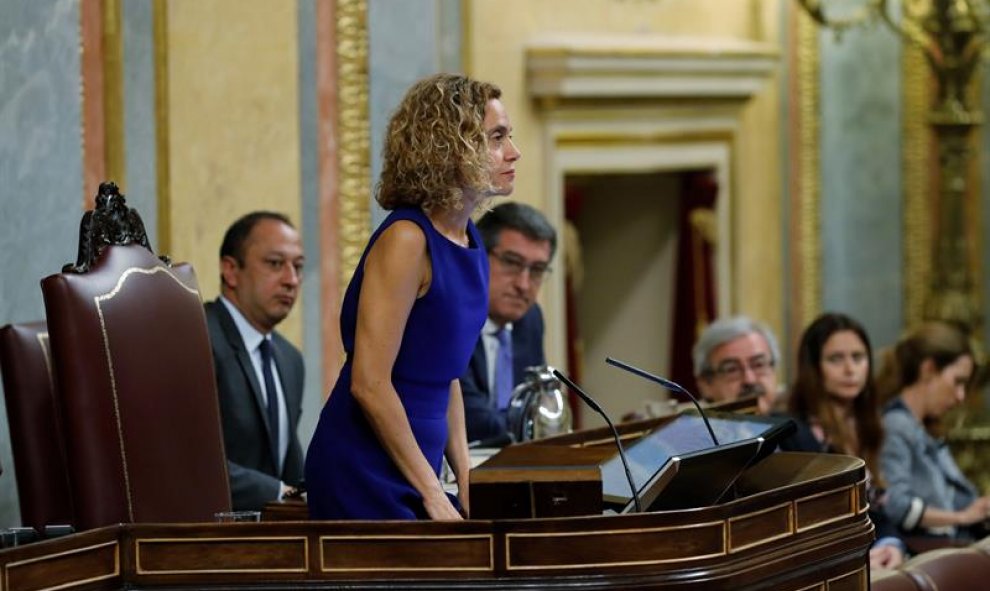 La presidenta del Congreso Meritxell Batet, levanta la sesión tras la segunda y definitiva votación de la investidura del candidato socialista, Pedro Sánchez. EFE