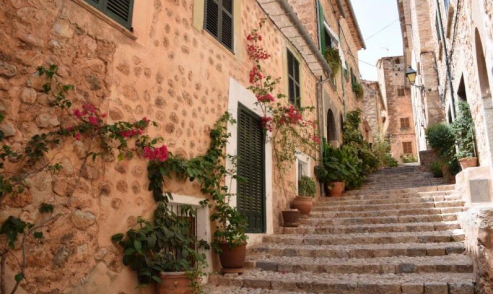 Fornalutx está en Mallorca, (Islas Baleares). Se sitúa entre el macizo del Puig Major, el más alto de la Sierra de Tramuntana./ lospueblosmasbonitosdeespana.org