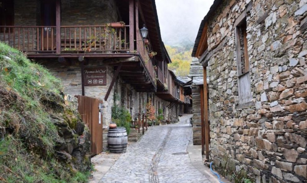 Peñalba de Santiago, en León, un valle virgen dominado por frondosos bosques de roble, ríos y cascadas naturales. / lospueblosmasbonitosdeespana.org