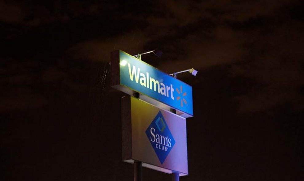 Letrero de Walmart, el centro comercial en el que ha tenido lugar el tiroteo. EFE/EPA/LARRY W. SMITH