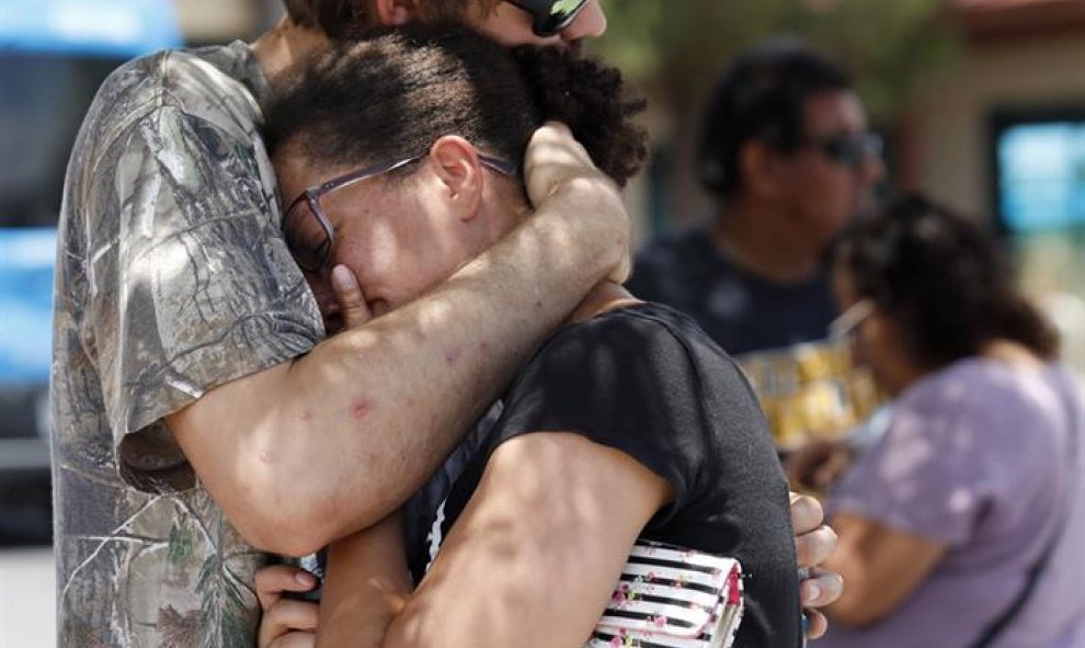 Kendall Long consuela a Kianna Long, que estaba en el centro comercial Walmart durante el tiroteo. EFE/EPA/IVAN PIERRE AGUIRRE