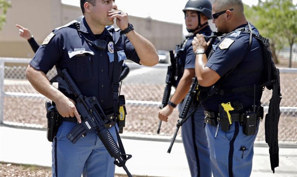 La policía tras durante un tiroteo activo en un Walmart en El Paso. EFE/EPA/IVAN PIERRE AGUIRRE