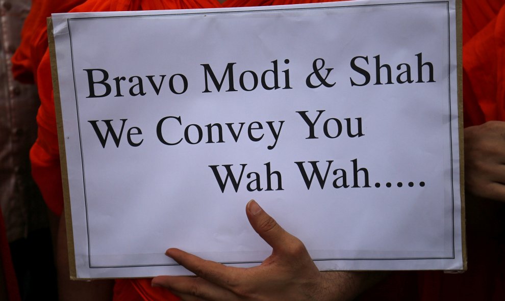 Un hindú muestra una pancarta durante las celebraciones por la eliminación del estatus constitucional especial para Cachemira, en India | Reuters