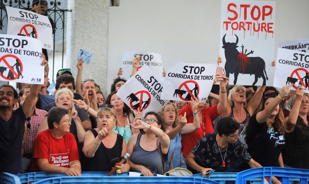 09/08/2019.- Manifestación antitaurina en Palma de Mallorca con motivo de la corrida de toros que se celebra este viernes en el Coliseo Balear. / EFE / LLITERES