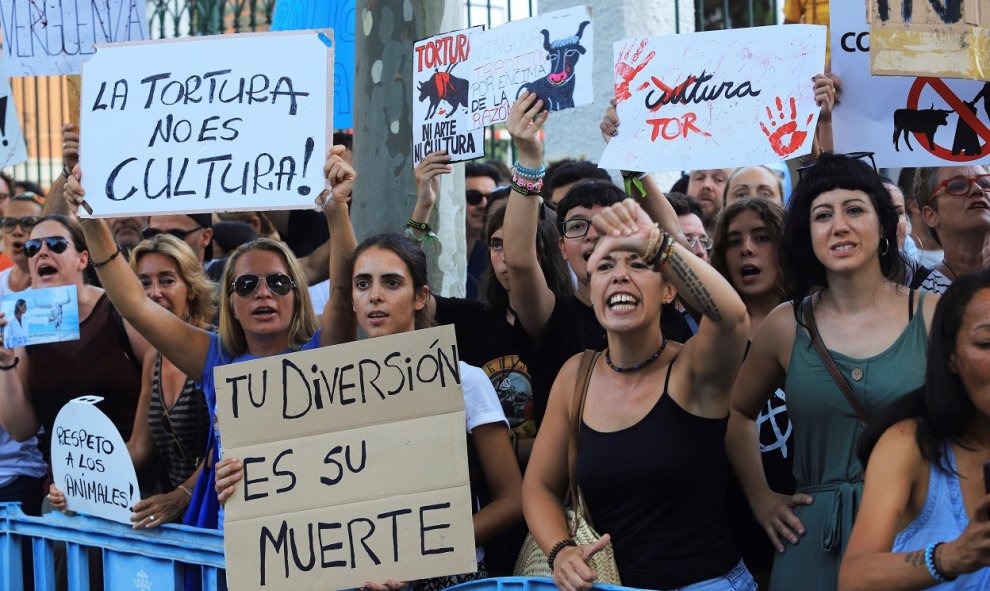 09/08/2019.- Las protestas se producían por el regreso de las corridas de toros a Baleares tras dos años de prohibición. / EFE / LLITERES