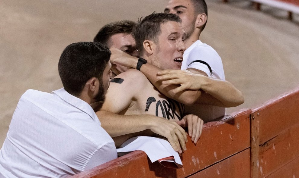 09/08/2019.- Fue reducido por varios trabajadores de la plaza. Los animalistas piden el cese de las corridas de toros al grito de "no es arte, es tortura". / EFE - CATI CLADERA