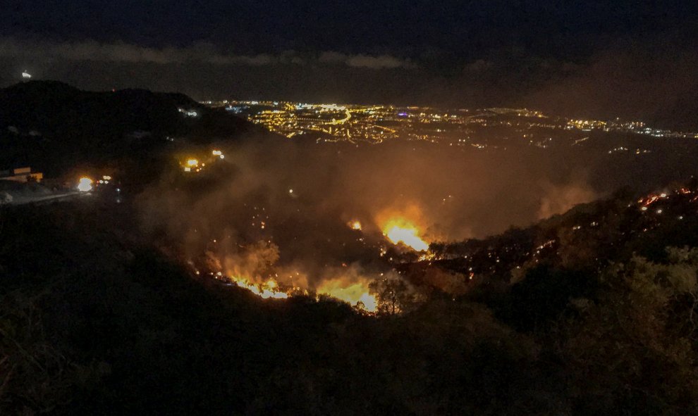 , 13082019.- Un nuevo incendio forestal se ha declarado esta noche en la zona de Cazadores, en el municipio grancanario de Telde, que ha obligado a evacuar varias casas aisladas que se encuentran en las proximidades. E